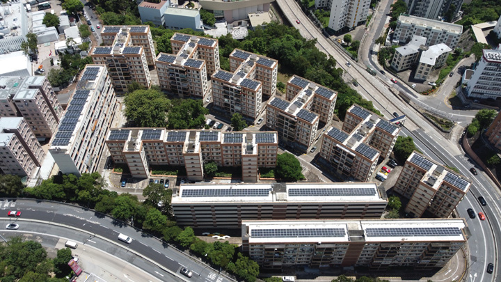 香港光電完成了多個商業太陽能工程項目，包括龍翔苑。
