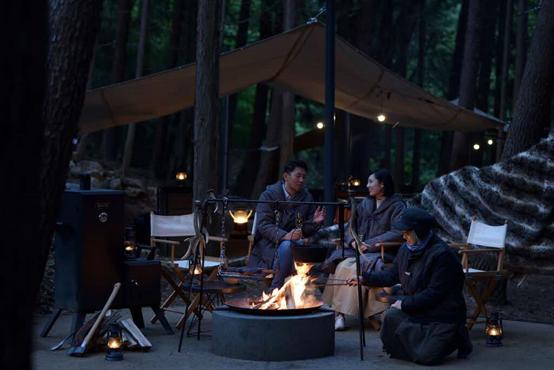 在設有暖桌的林中室外餐廳享受鮮美的山珍體驗套餐料理，「餐前時間」更可圍著營火而坐，溫暖地感受冬日森林的風情。