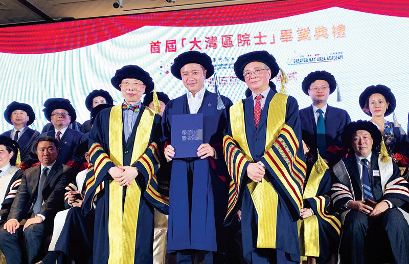 Wave考獲首屆大灣區院士資格，由前香港教育局局長吳克儉太平紳士頒授。